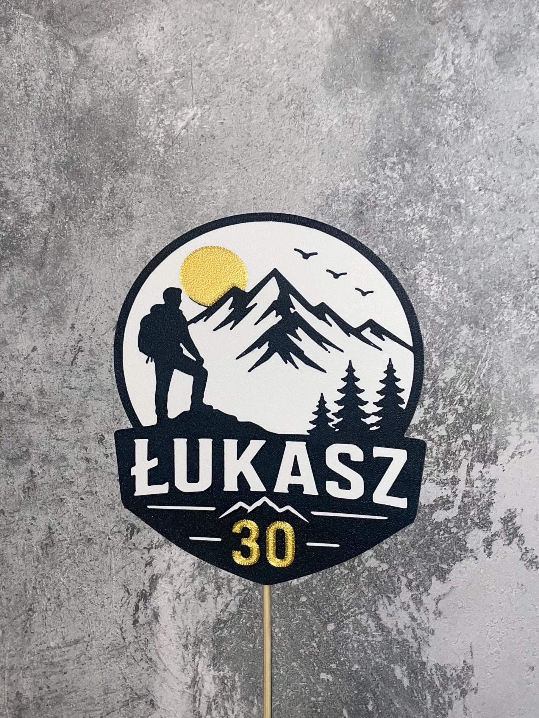 Topper na tort motyw z górami - Personalizowany (imię + wiek)